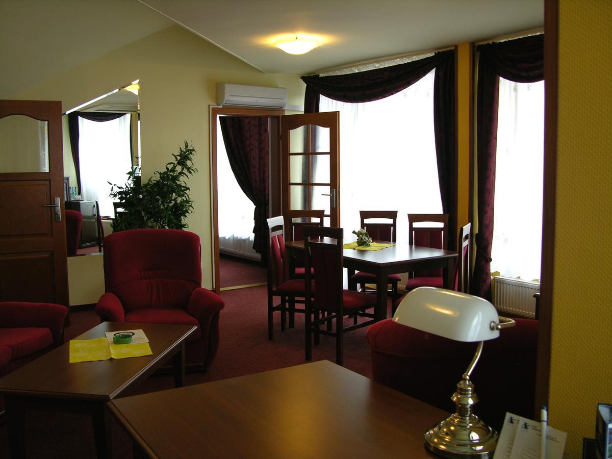 Hotel Jaskolka 乌斯特龙 外观 照片