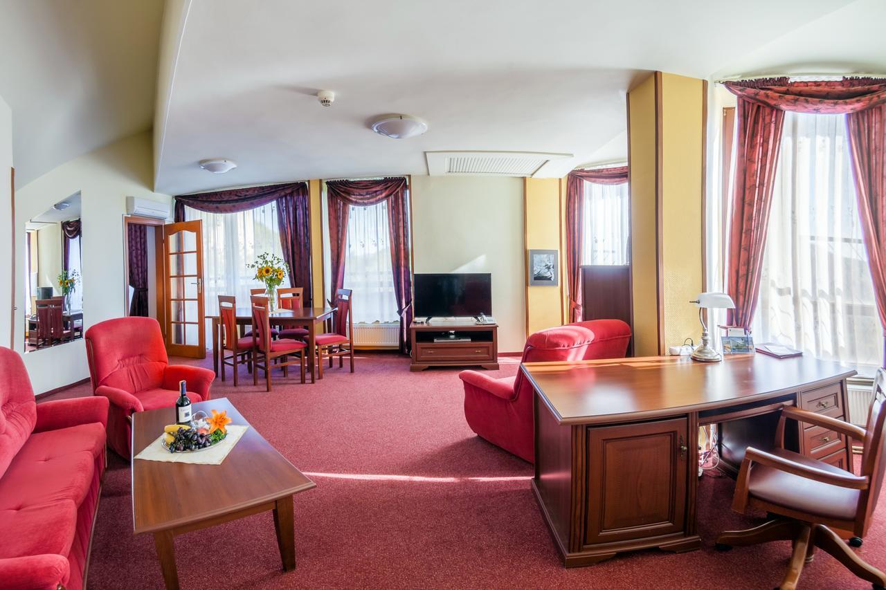Hotel Jaskolka 乌斯特龙 外观 照片