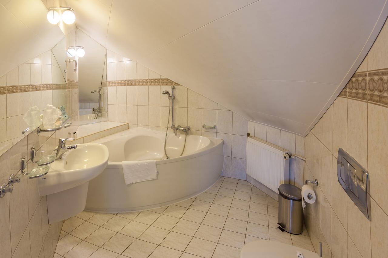 Hotel Jaskolka 乌斯特龙 外观 照片