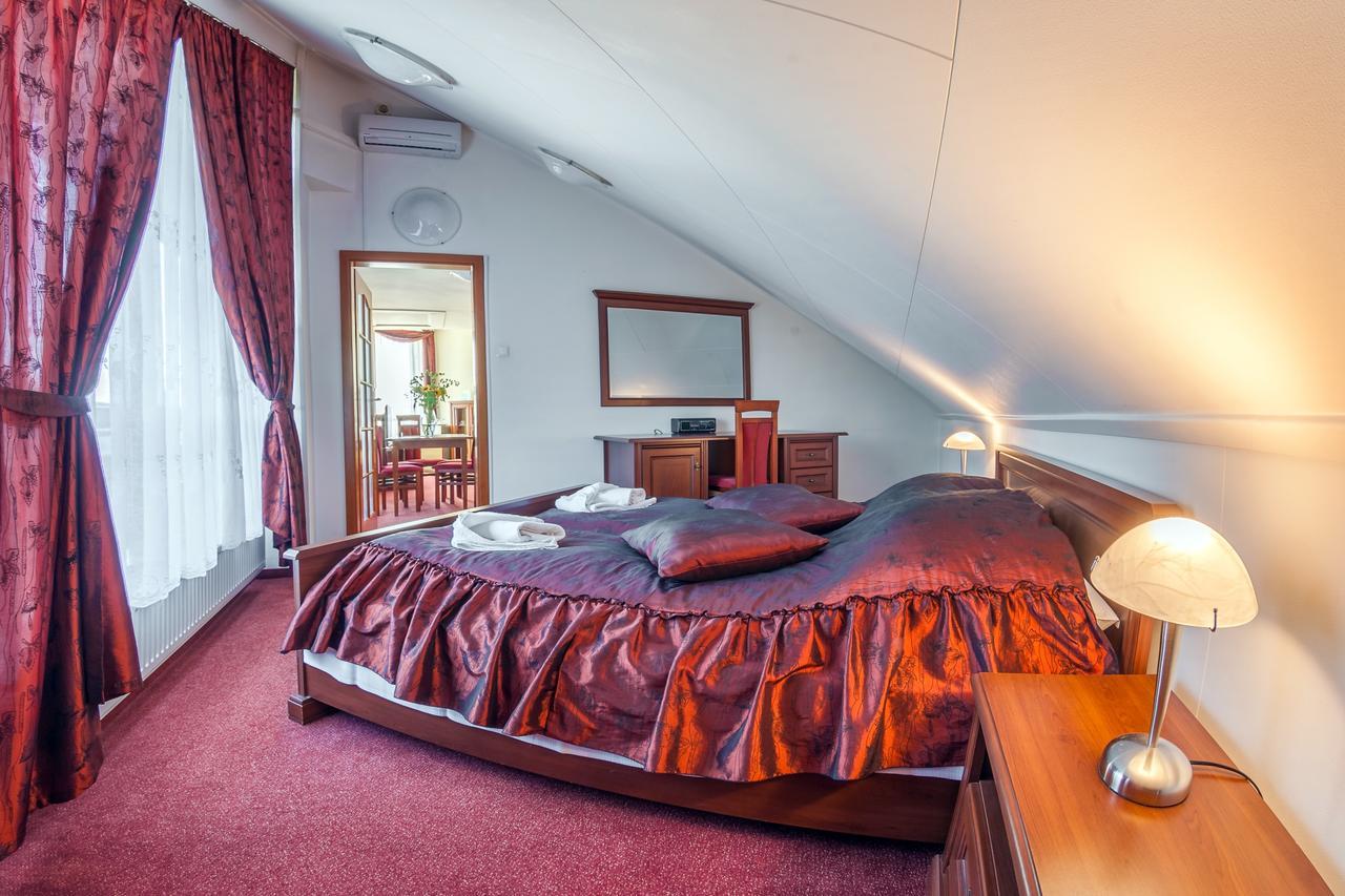 Hotel Jaskolka 乌斯特龙 外观 照片