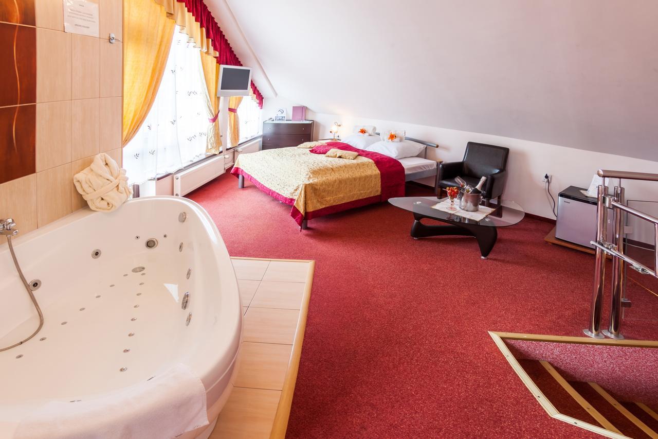 Hotel Jaskolka 乌斯特龙 外观 照片