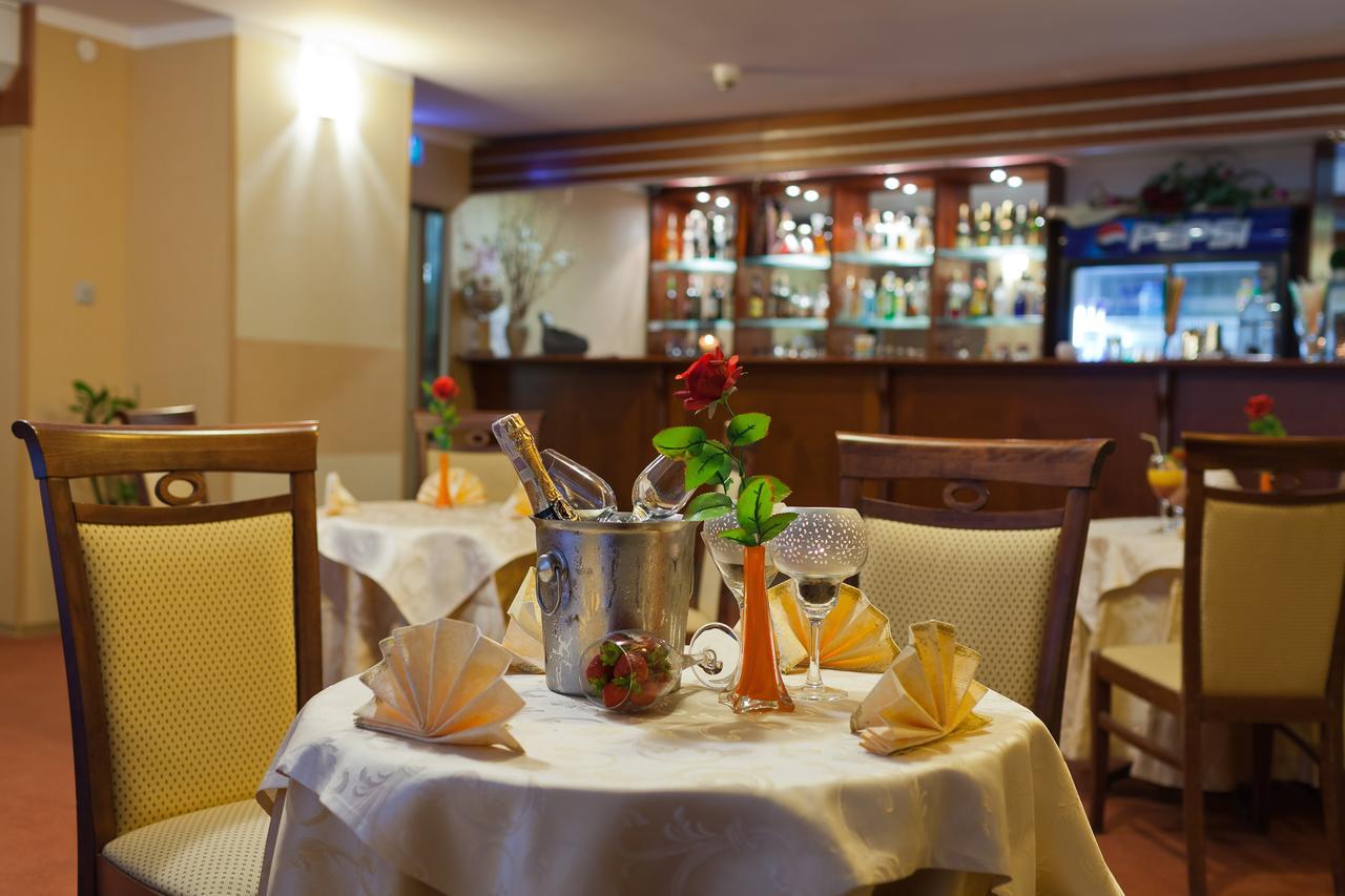 Hotel Jaskolka 乌斯特龙 外观 照片