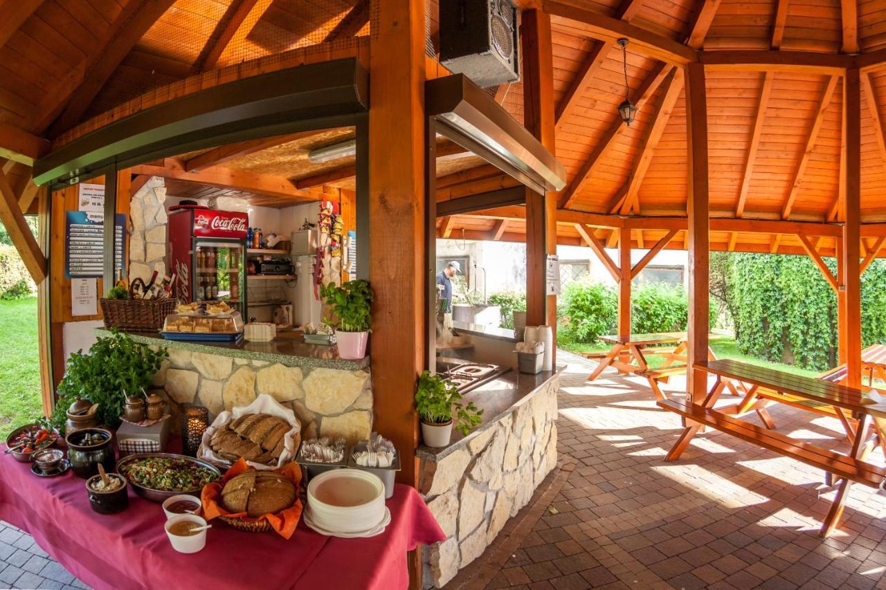 Hotel Jaskolka 乌斯特龙 外观 照片